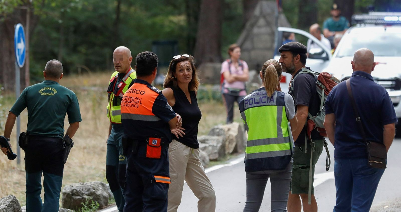 La hermana de Blanca Fernández Ochoa, Dolores, en la Dehesa de Cercedilla durante el operativo de búsqueda.