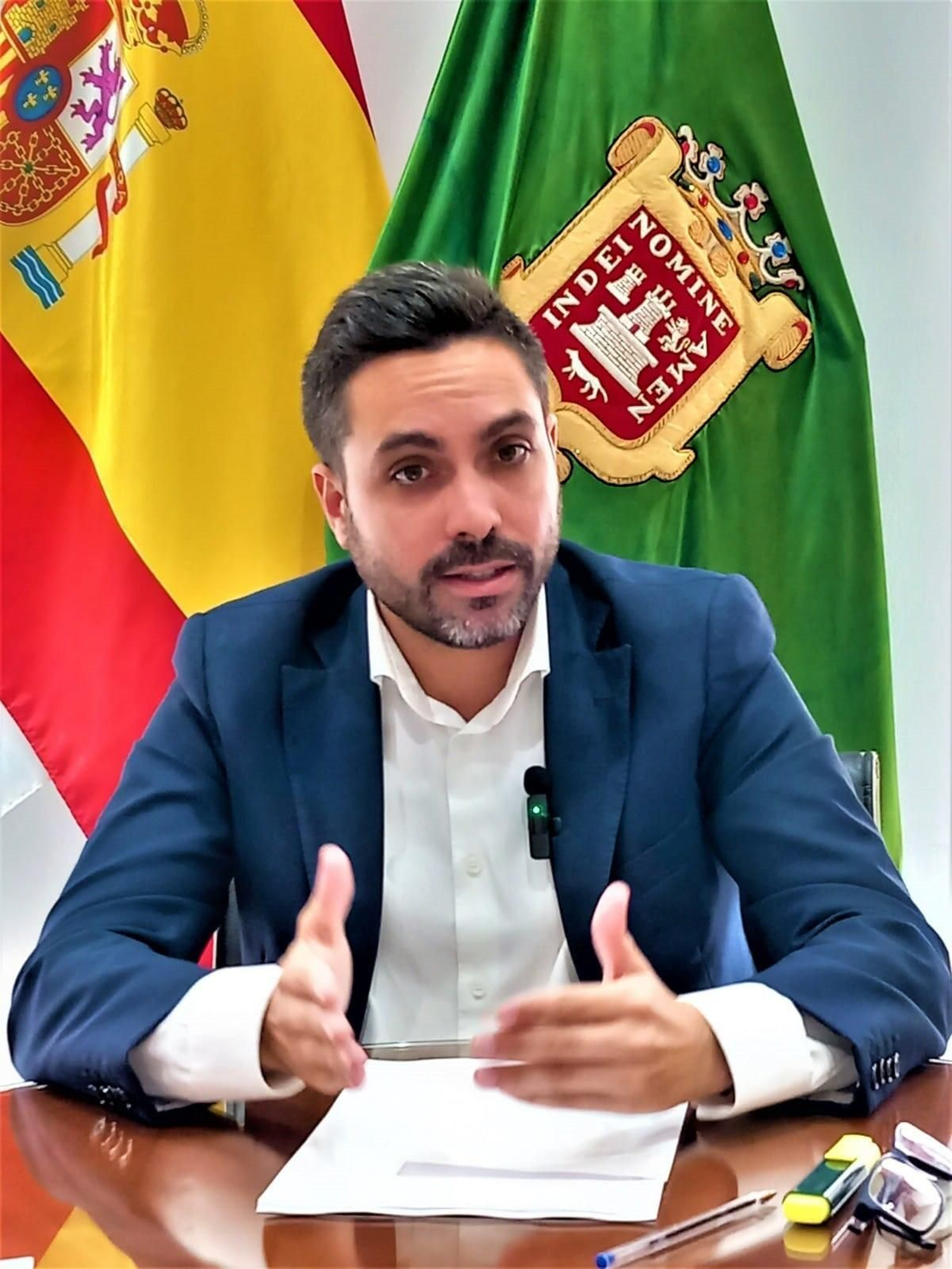 El alcalde de Vejer, durante la entrevista con este periódico.