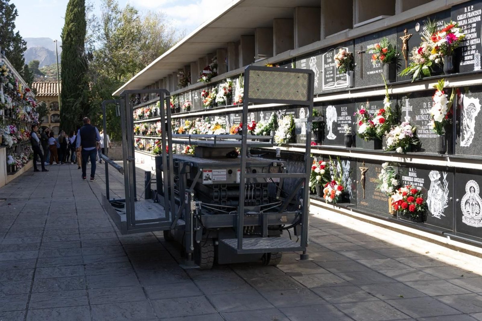 Día de Los Santos en el cementerio de San Fernando y San Eufrasio de Jaén, en imágenes