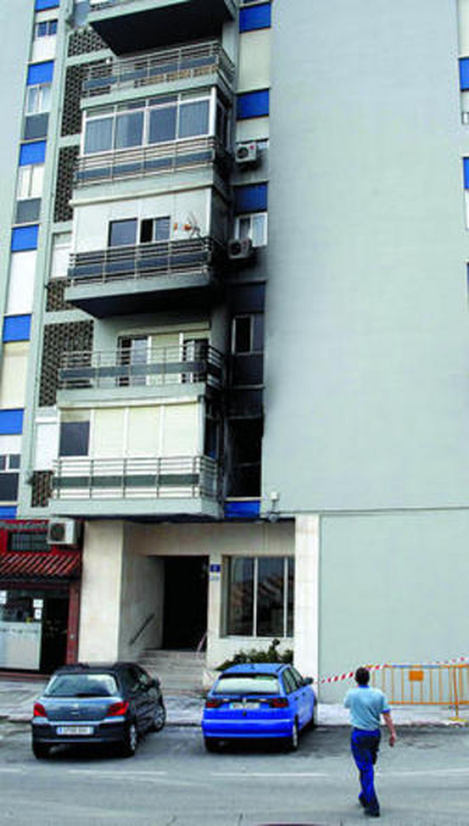 Desde una de las ventanas de este bloque se precipitó la víctima.