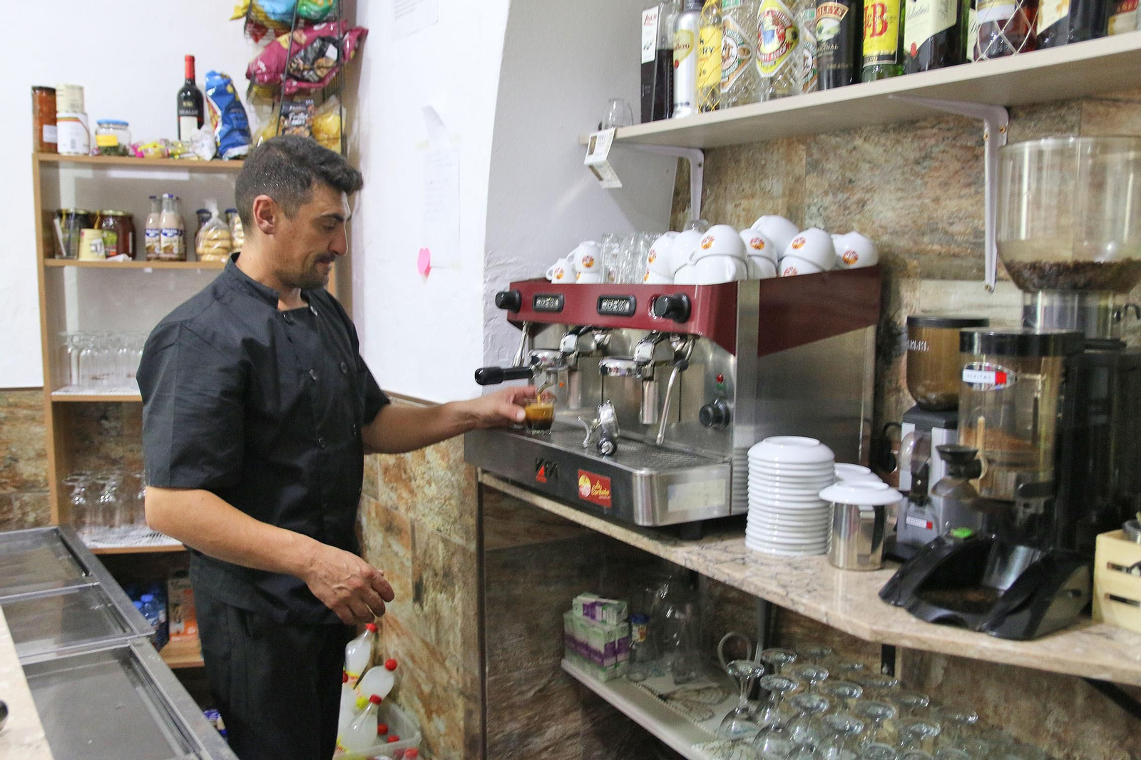 Imágenes de la ruta por bares y tiendas de comercio contra la Almería Vaciada