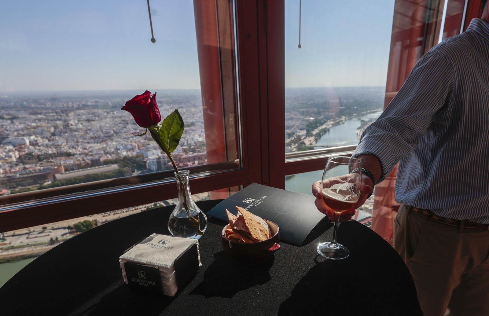 Este aniversario de la promoción de cena más noche de alojamiento coincide con la apertura de la nueva terraza Atalaya Torre Sevilla, ubicada en la planta 37 del popular rascacielos.