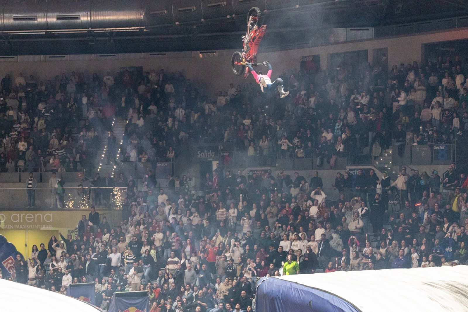 En imágenes: el Olivo Arena vibra con piruetas y motor en estado puro en el Soloflow Freestyle (2)