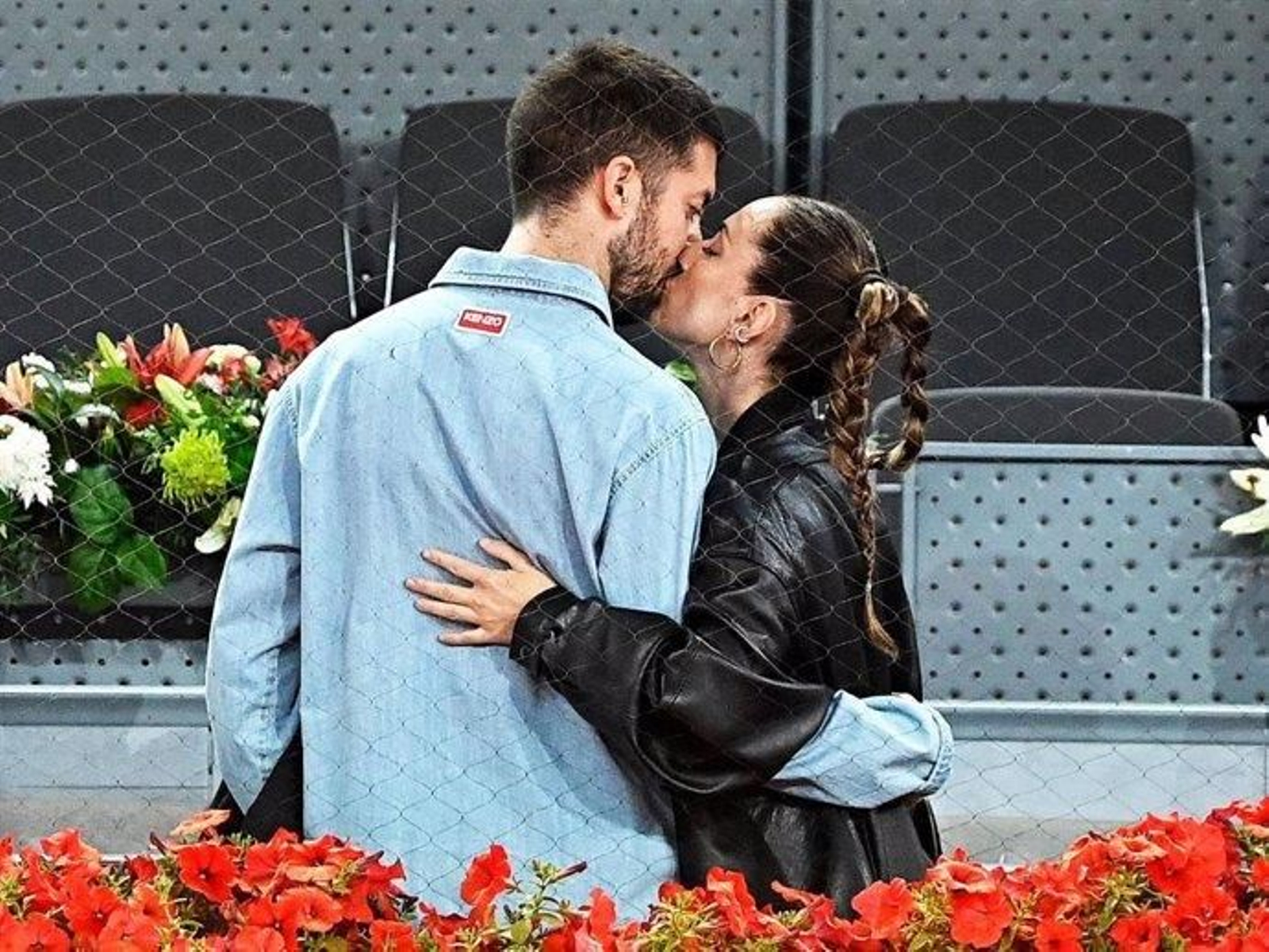 El presentador de 'La Revuelta' y la actriz se han besado de manera apasionada en la Caja Mágica de Madrid.