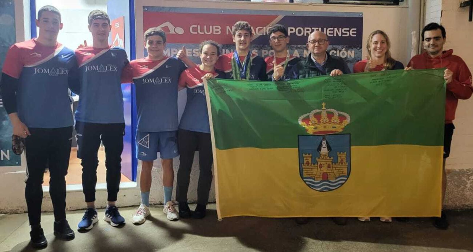 El concejal de Deportes, con miembros del Club de Natación Portuense.