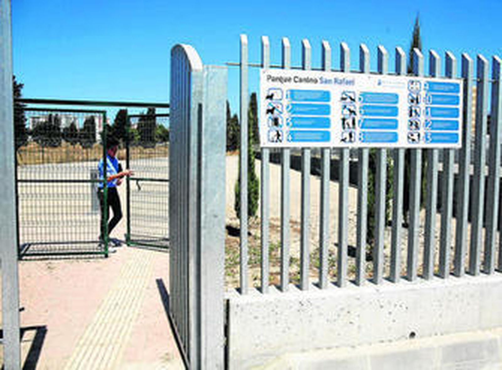 Entrada al parque canino construido junto al cementerio de San Miguel.