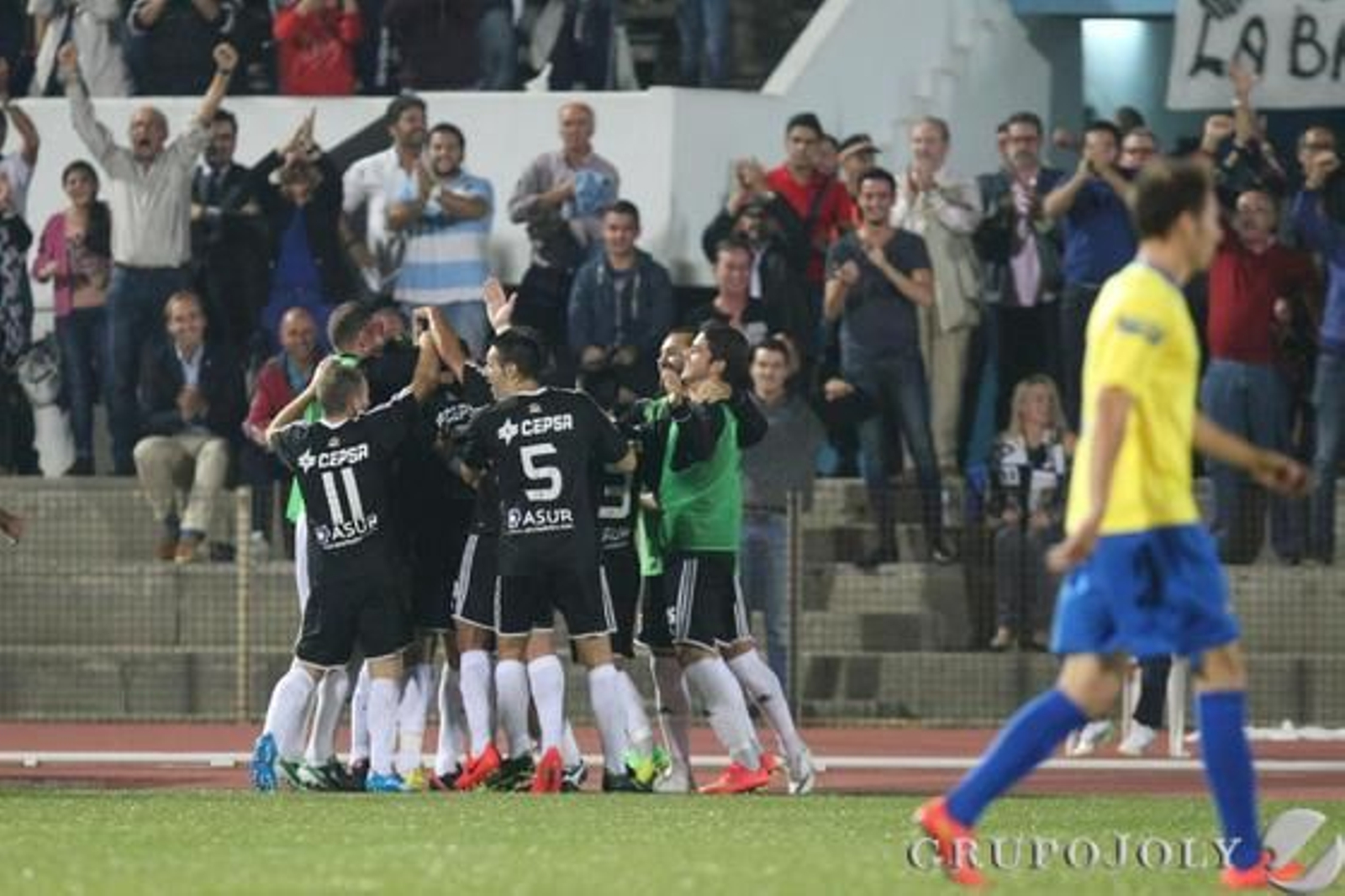 Los jugadores de la Balona celebran el 1-0, obra de Copi. 

Foto: Paco Guerrero