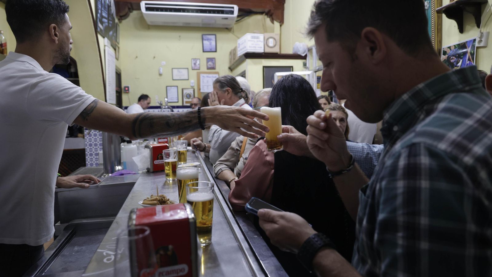 Actividad en un bar de Sevilla.