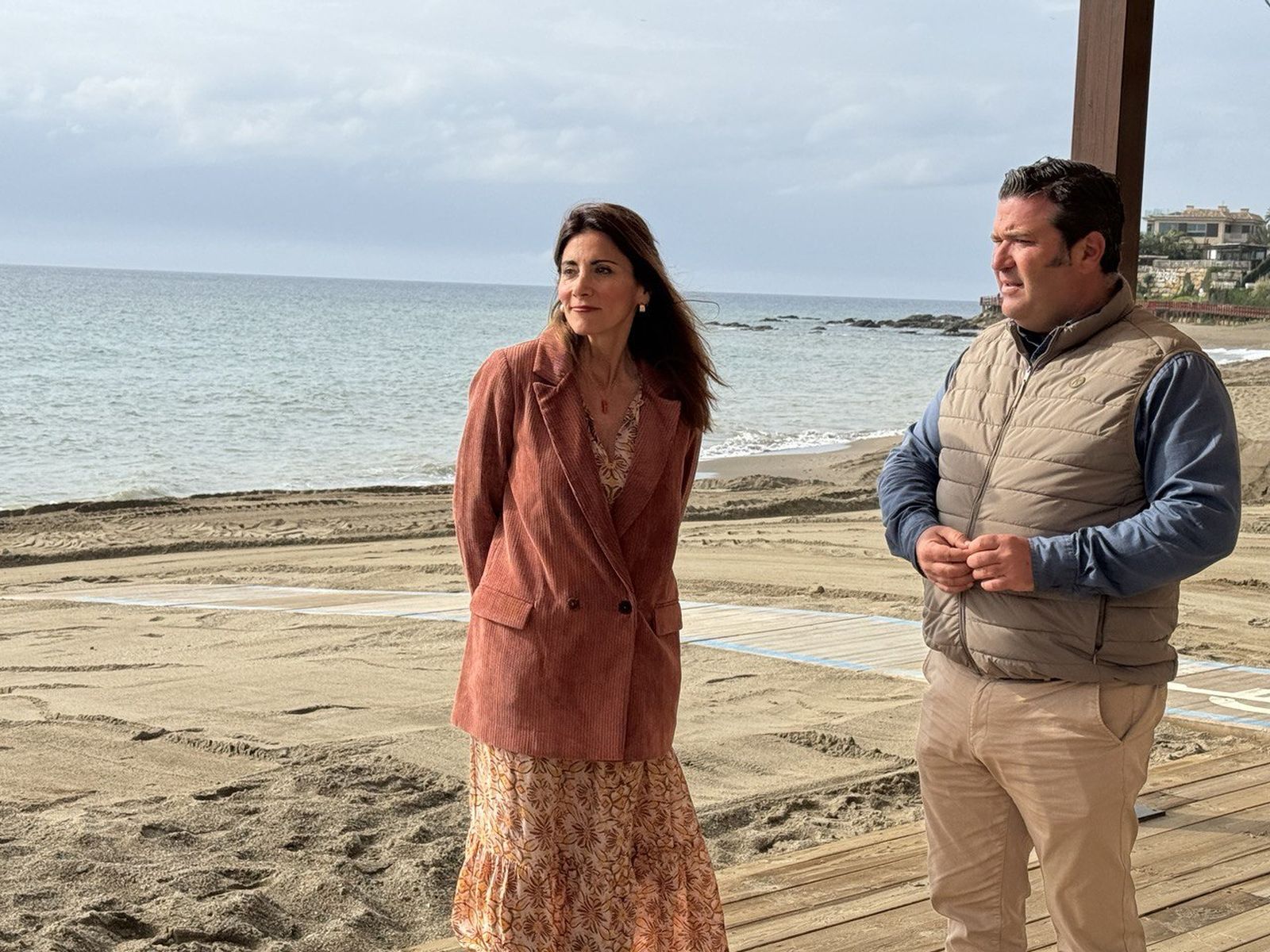 La alcaldesa, Ana Mata, y el edil de Playas, Daniel Gómez.