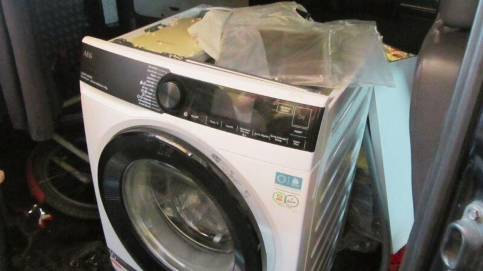 La Guardia Civil detiene a un joven que ocultaba 23 kilos de hachís en una lavadora con destino a Algeciras.