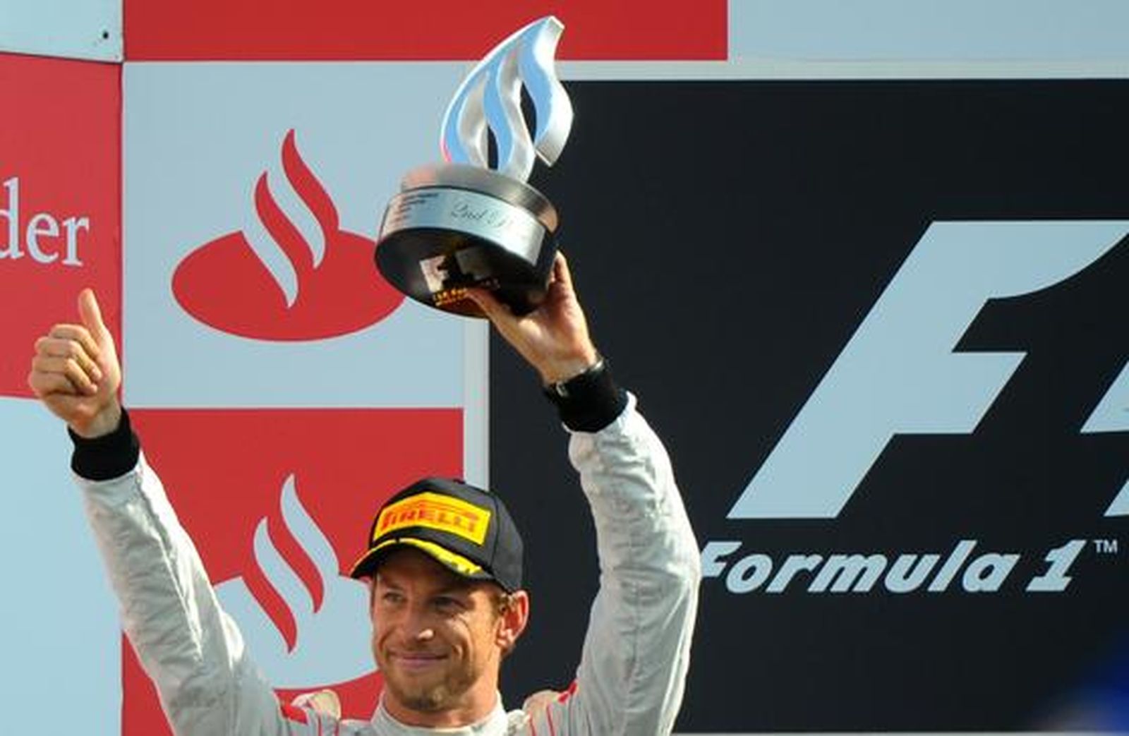Vettel también gana en Monza y Alonso acaba tercero tras llegar a liderar la carrera. / AFP
