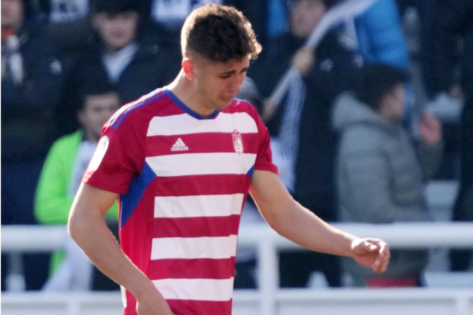 Raúl Torrente se marcha llorando del césped.