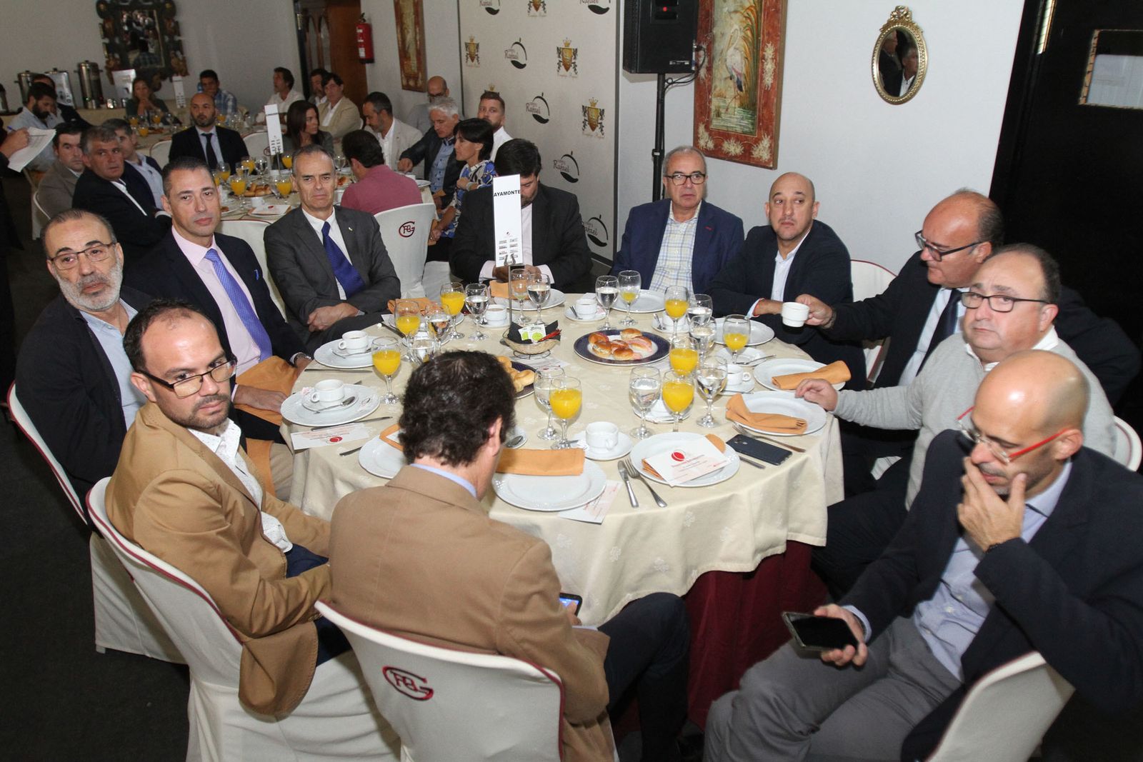 Imágenes del Desayuno Informativo del Grupo Joly con Javier Targhetta