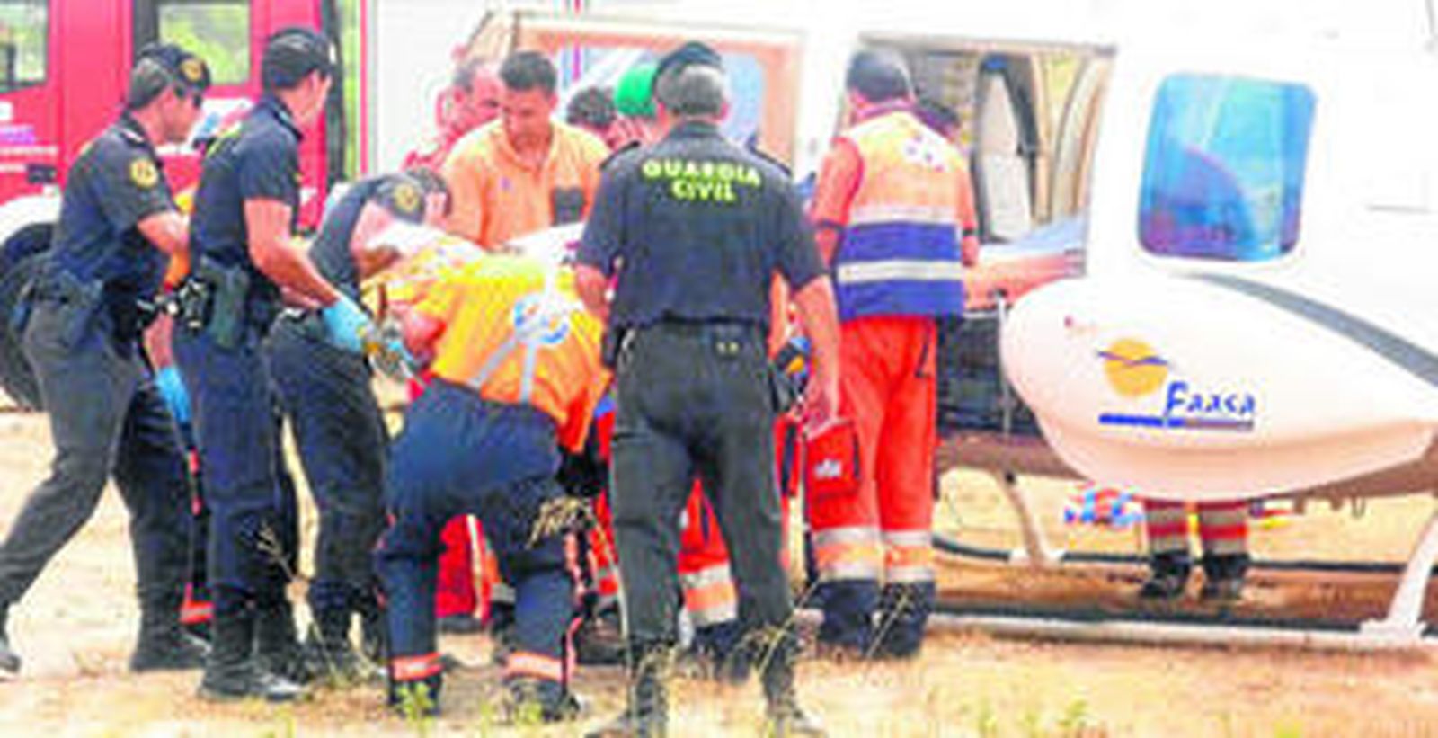 Evacuación de uno de los heridos en el accidente de ayer.