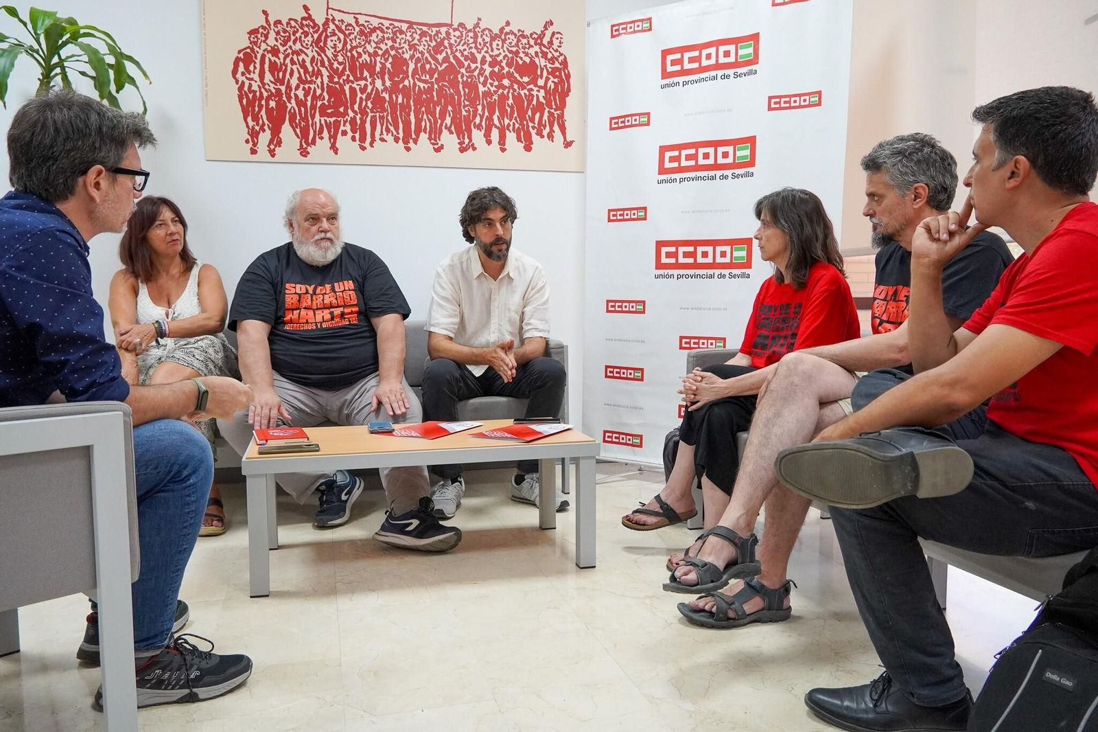El secretario general de CCOO de Sevilla, Carlos Aristu, con miembros de la dirección del sindicato y miembros de Barrios Hartos,