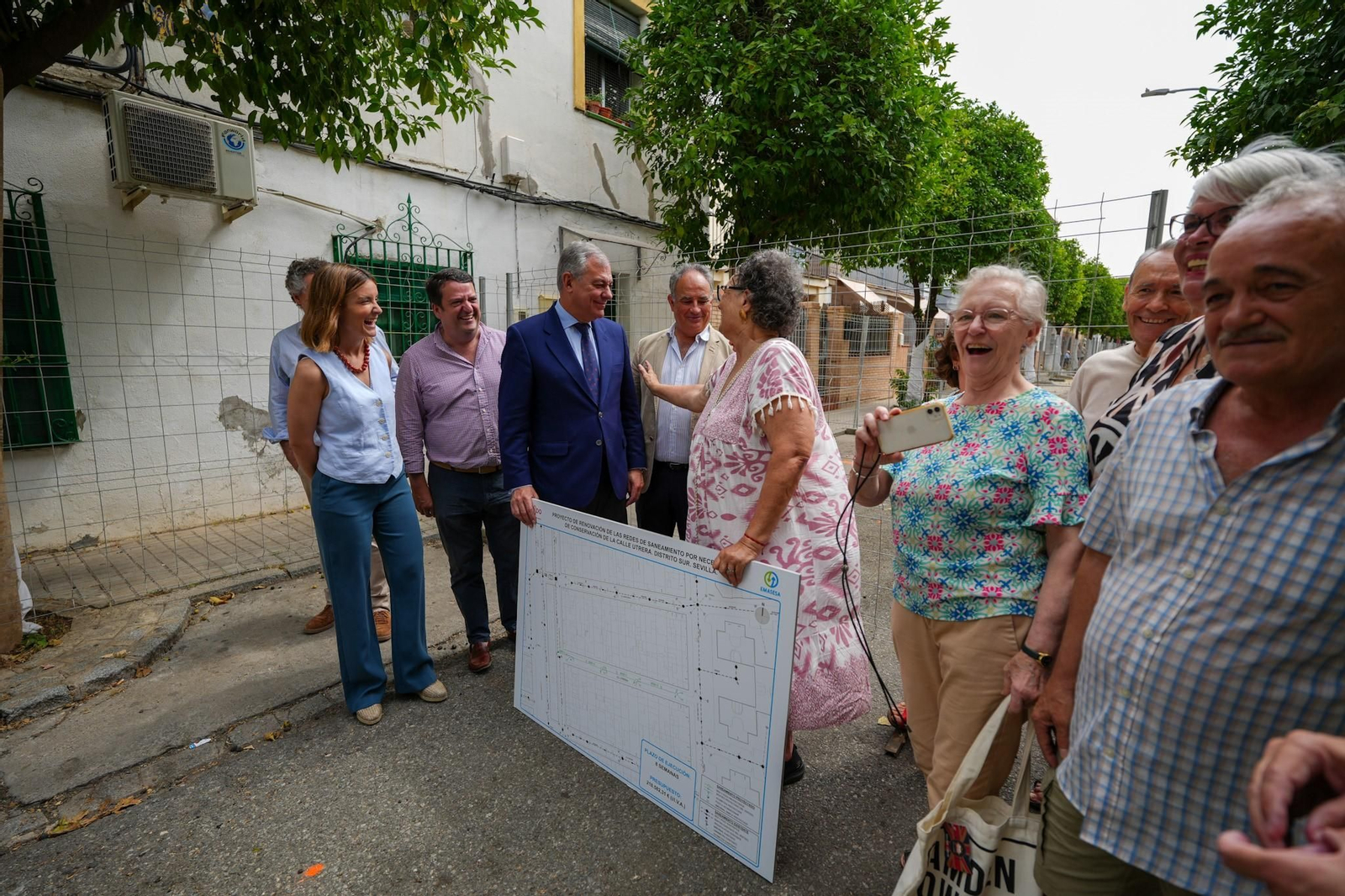 El alcalde Sanz y el consejero delegado de Emasesa en la calle Utrera del Tiro de Línea con los vecinos