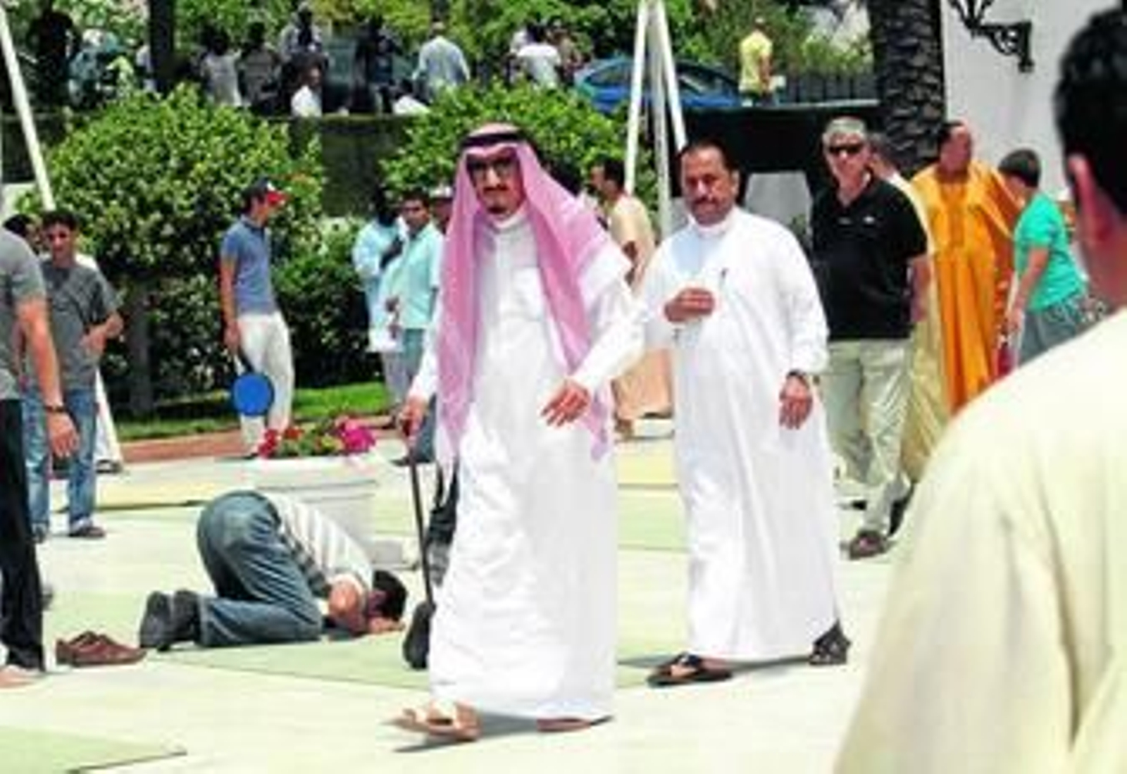 El príncipe Salman Bin Abdulaziz Al-Saud, a su salida del rezo del viernes en la mezquita del rey Abdul Aziz Al-Saud.