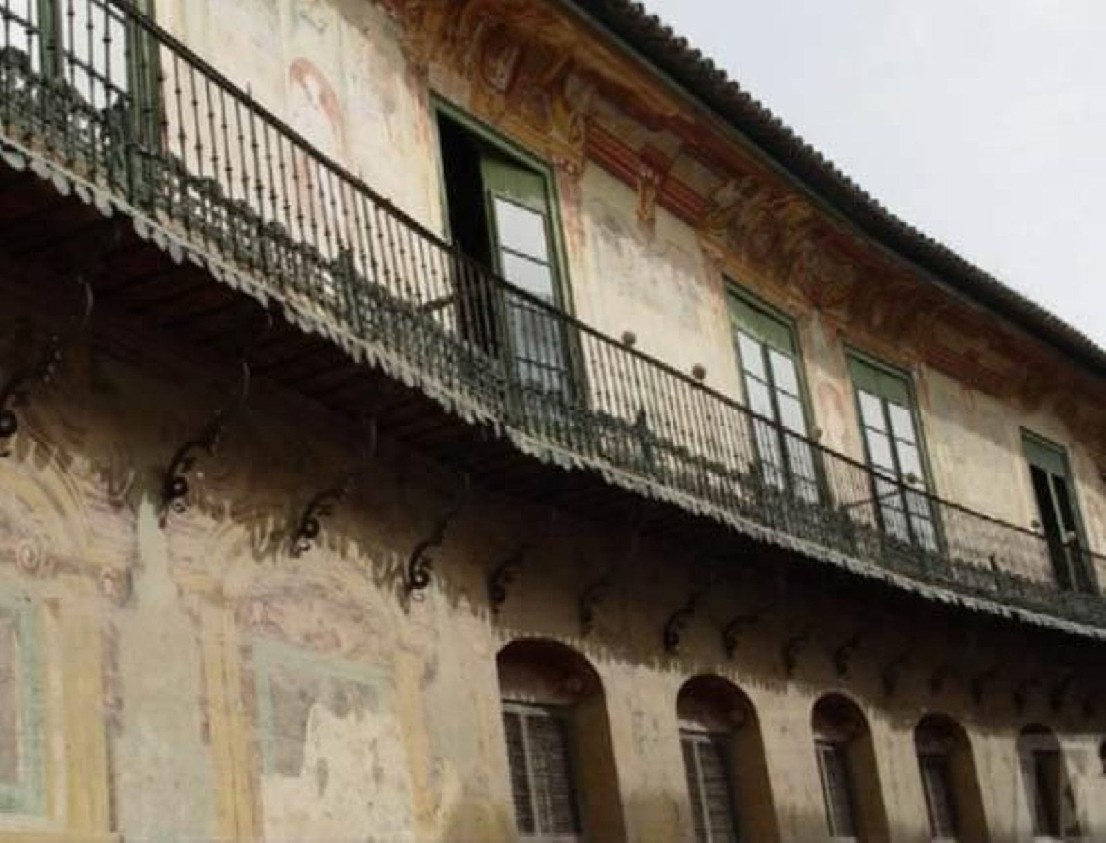 Una zona abalconada hacia el patio del palacio.