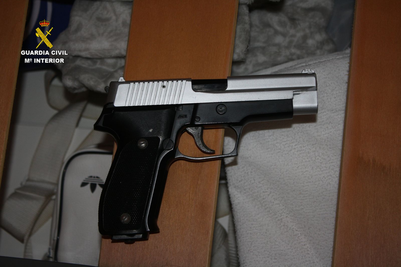 La pistola simulada que utilizaba el atracador.