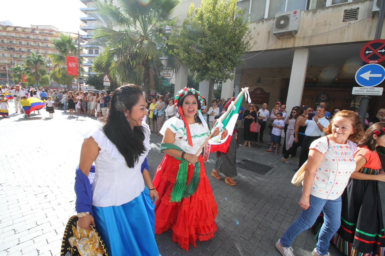 Imágenes del desfile Iberoamericano de bailes.