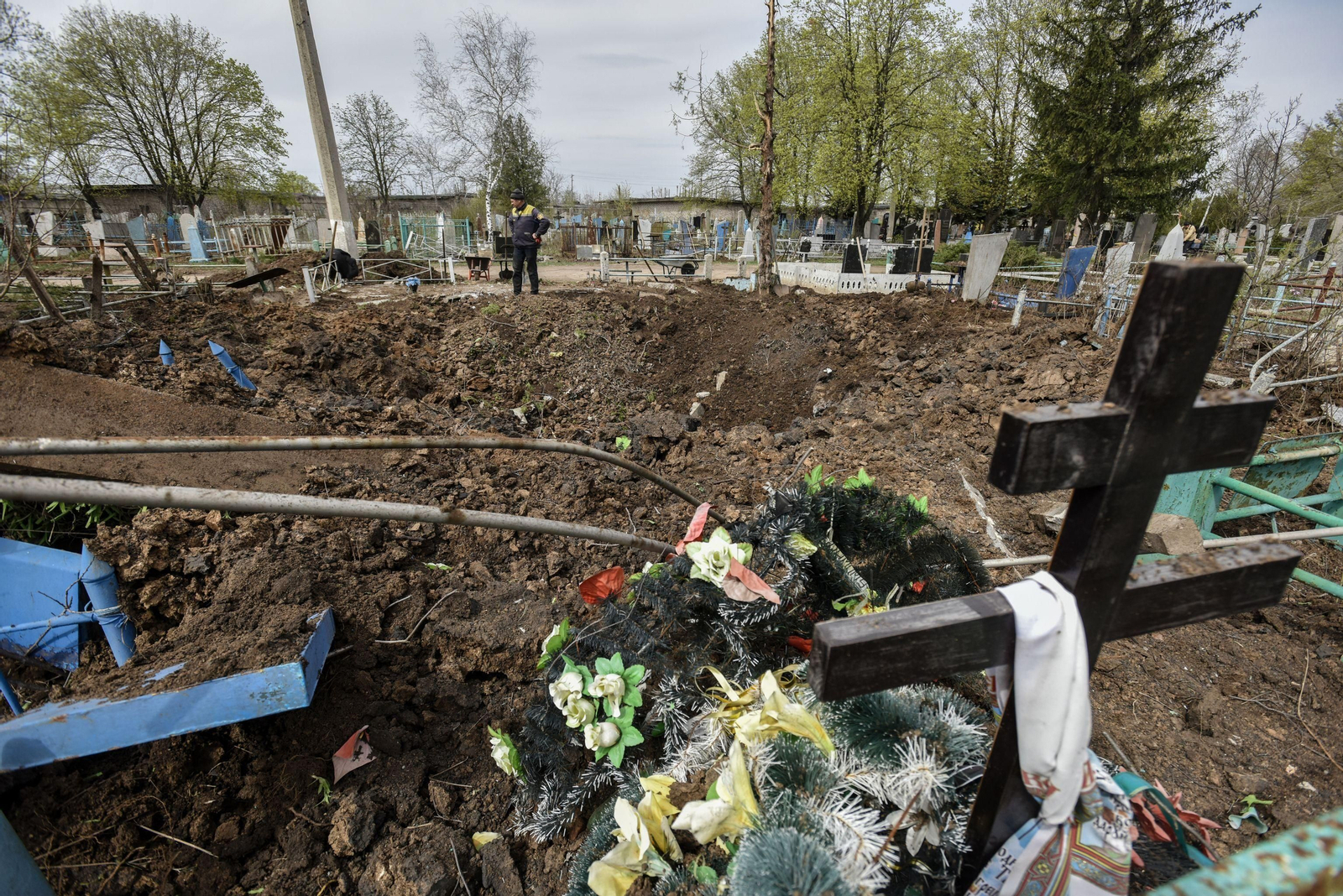 El cementerio ucraniano de Kramatorsk, tras ser bombardeado por las fuerzas rusas. El cementerio ucraniano de Kramatorsk, tras ser bombardeado por las fuerzas rusas.