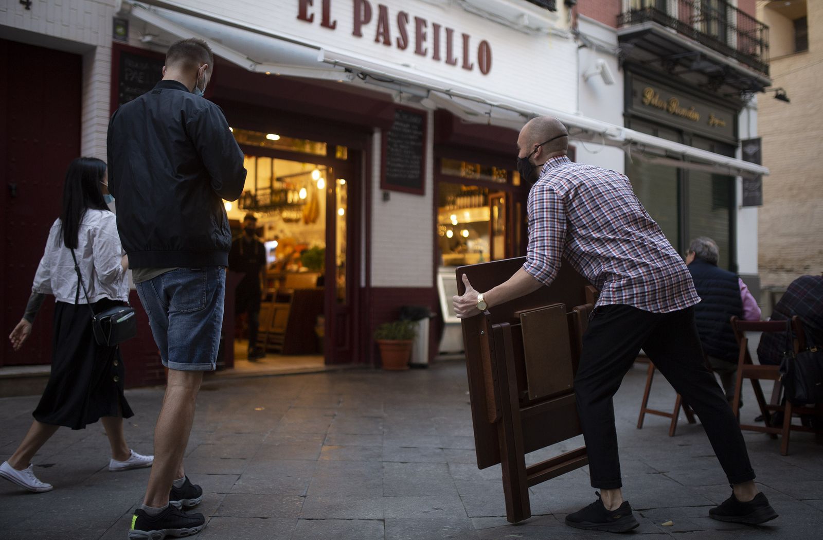 El cierre de los comercios y la hostelería se adelantan en Sevilla
