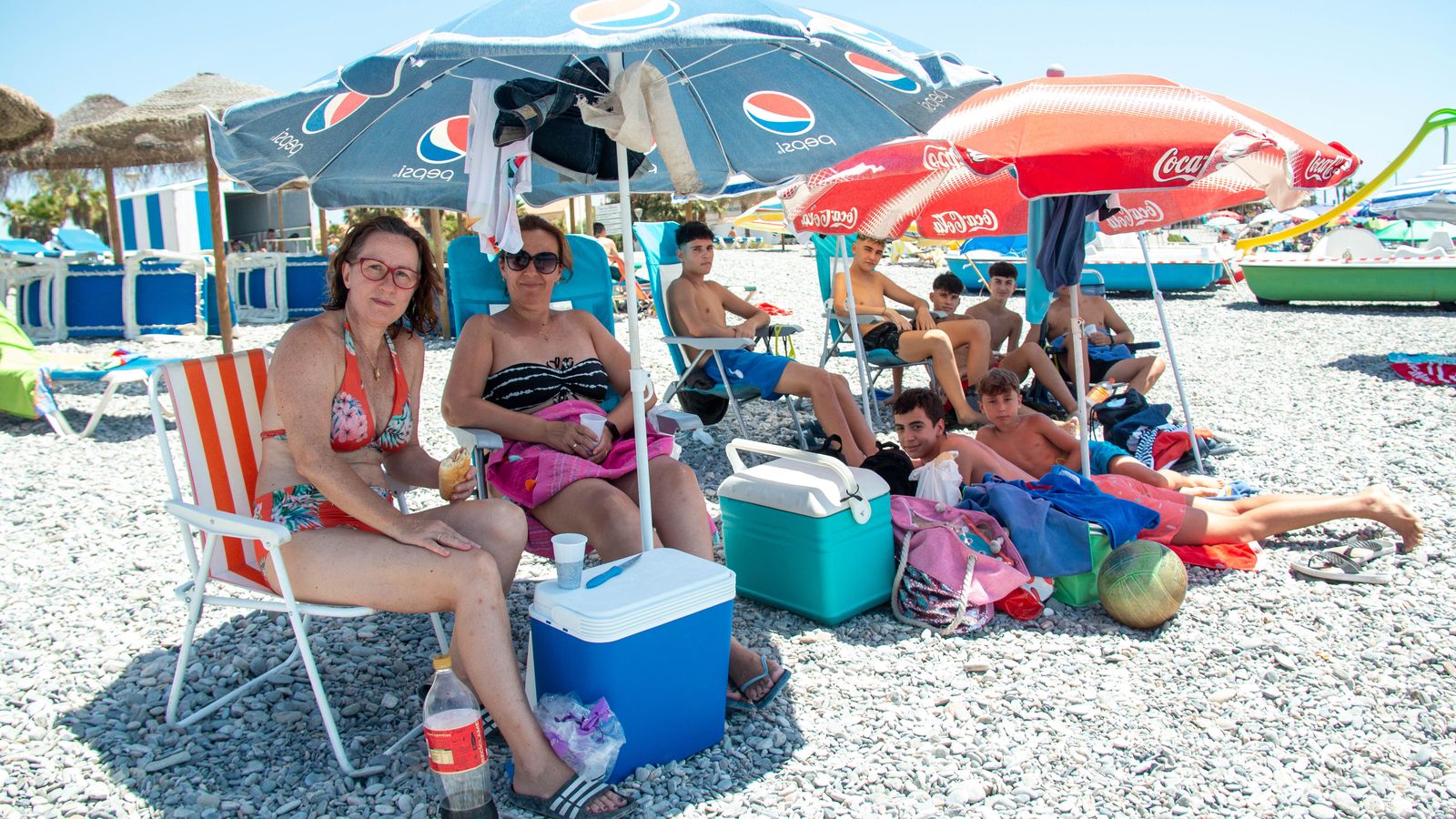 Mari Carme y Pili junto a sus hijos y amigos