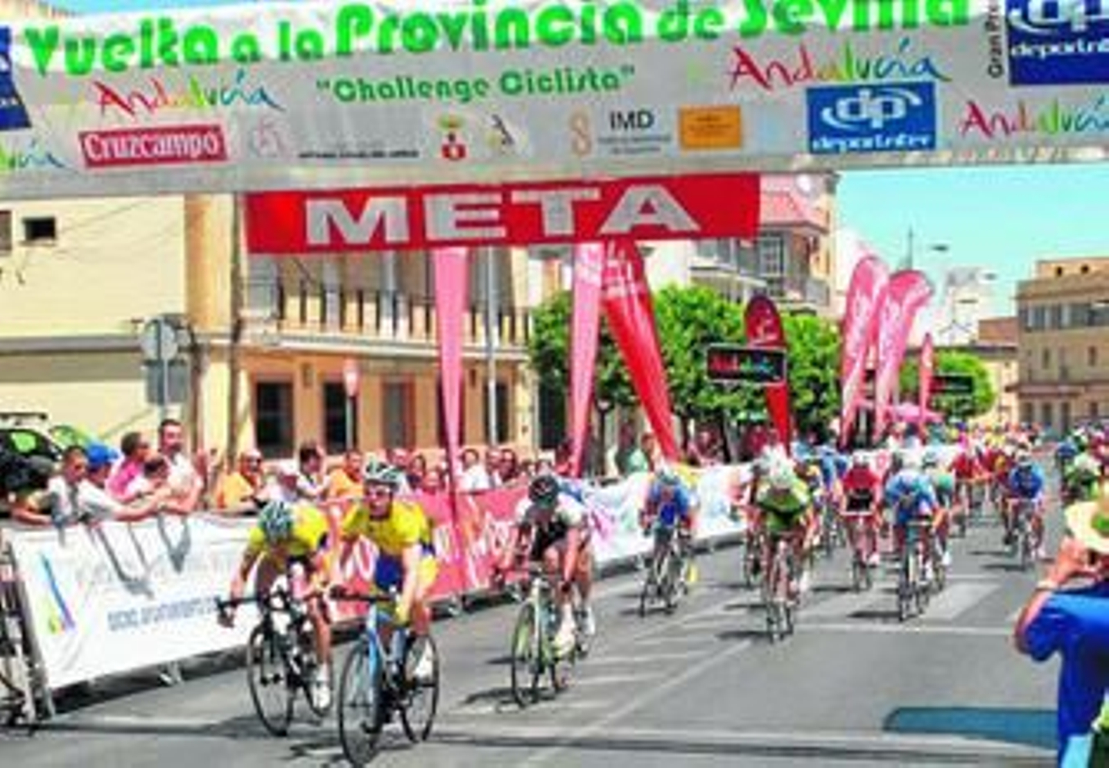 Antonio Miguel cruza la línea de meta en primera posición. Antonio Miguel cruza la línea de meta en primera posición.