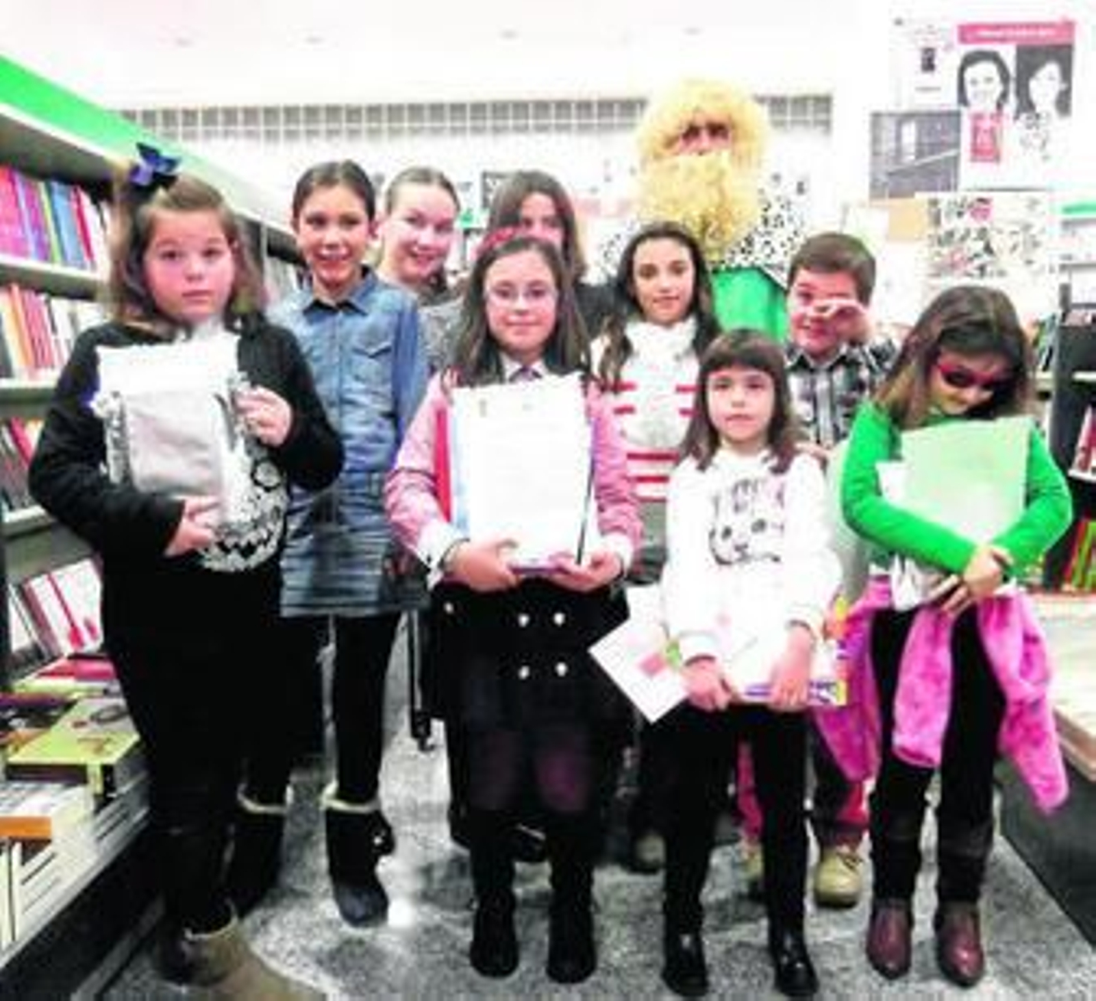 Los niños y niñas premiados durante el acto de la entrega de premios en Librería Picasso.