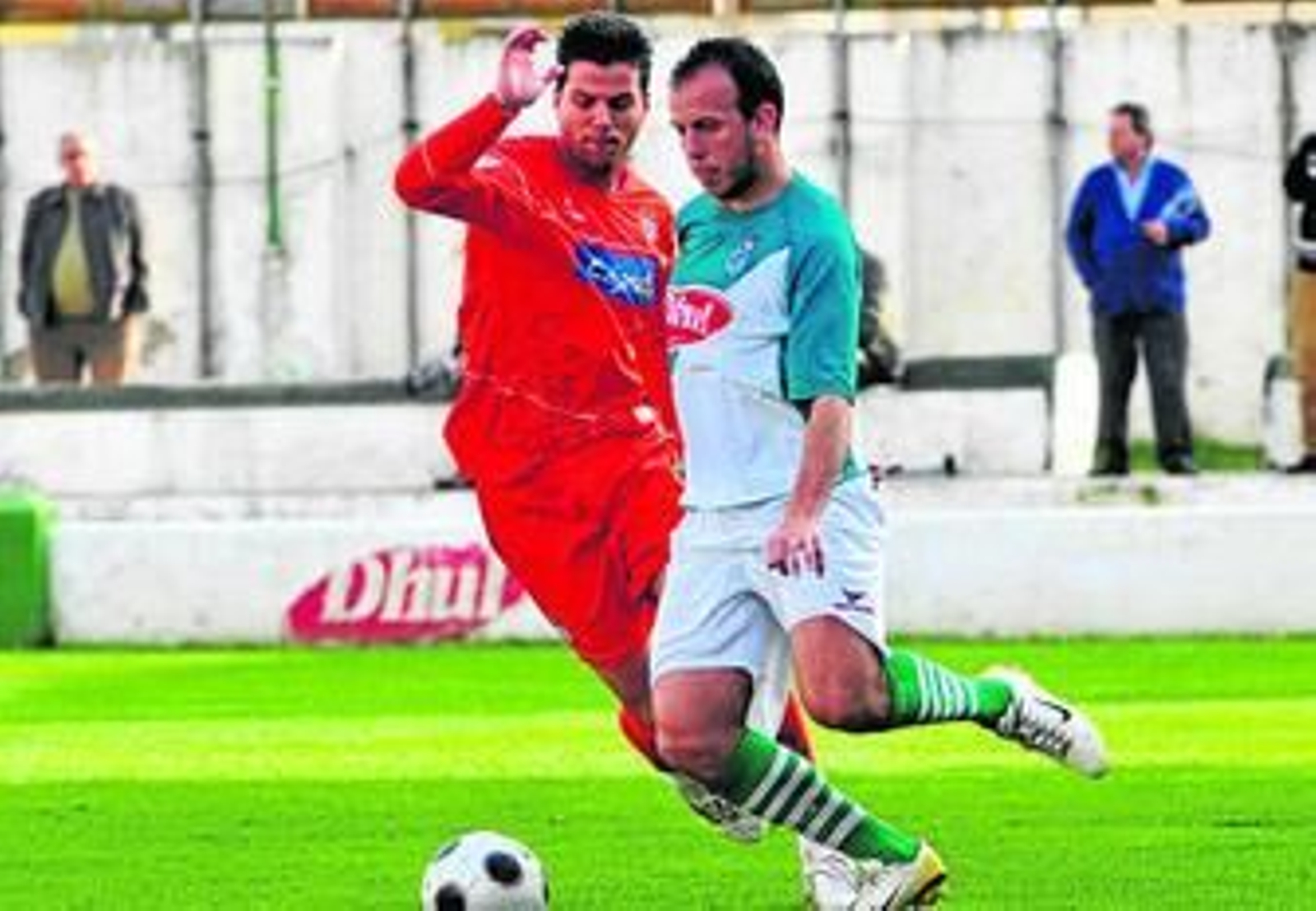 Pedro Curtido, con el balón en los pies vistiendo la camiseta del Puerto Real.