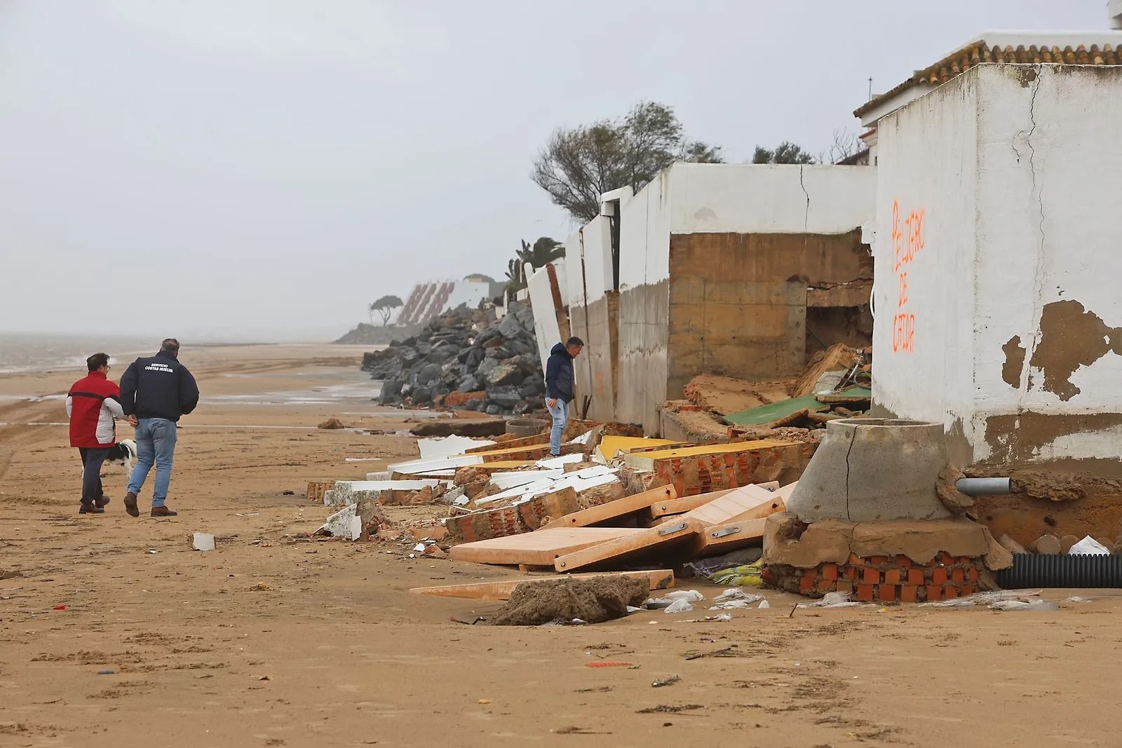 Destrozos ocasionados en la playa de El Portil por los diferentes temporales.