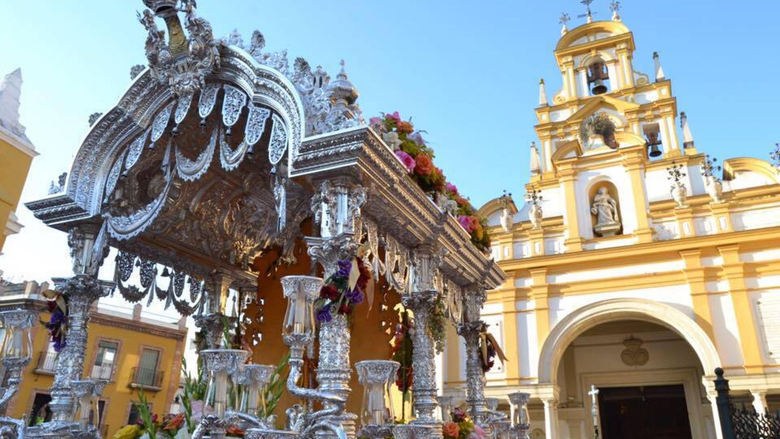 Carreta de la Hermandad del Rocío de la Macarena frente a la Basílica de la Esperanza