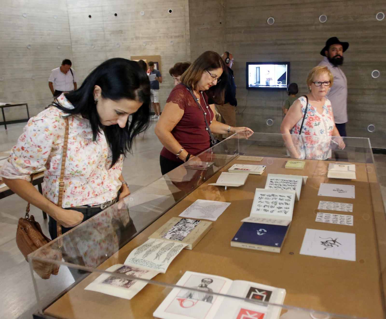 Exposición 'Constelaciones, poesía visual y experimental en España'.