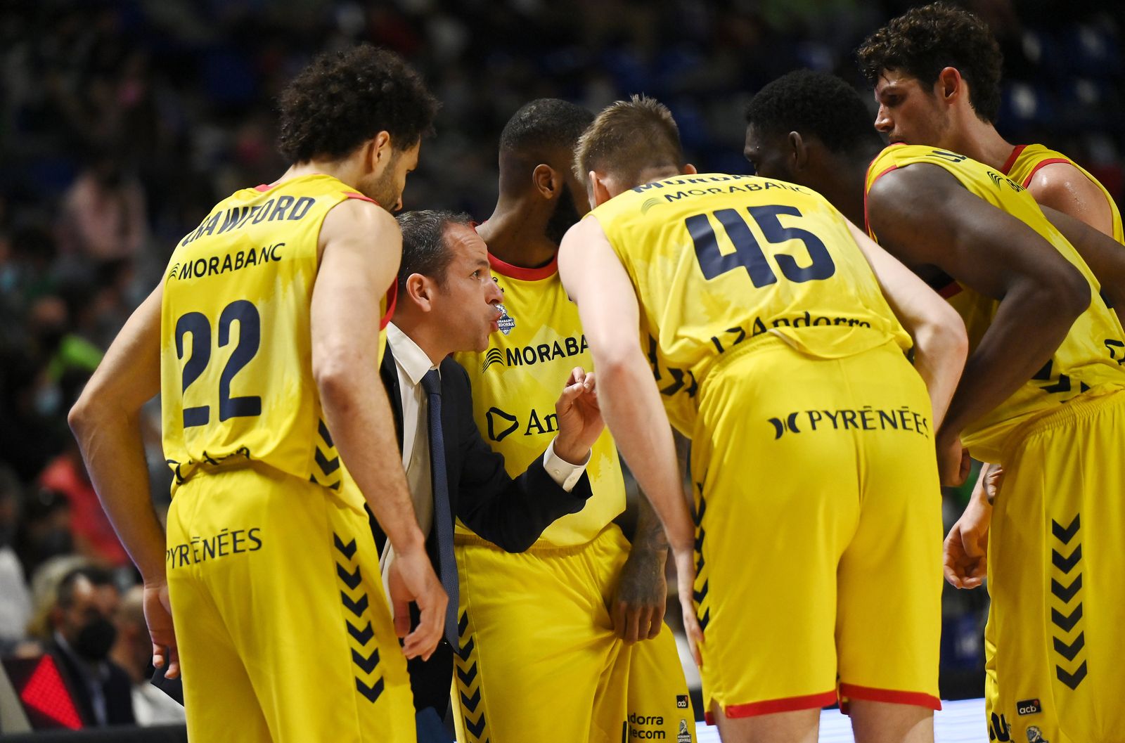 David Eudal habla con sus jugadores en un momento del duelo.