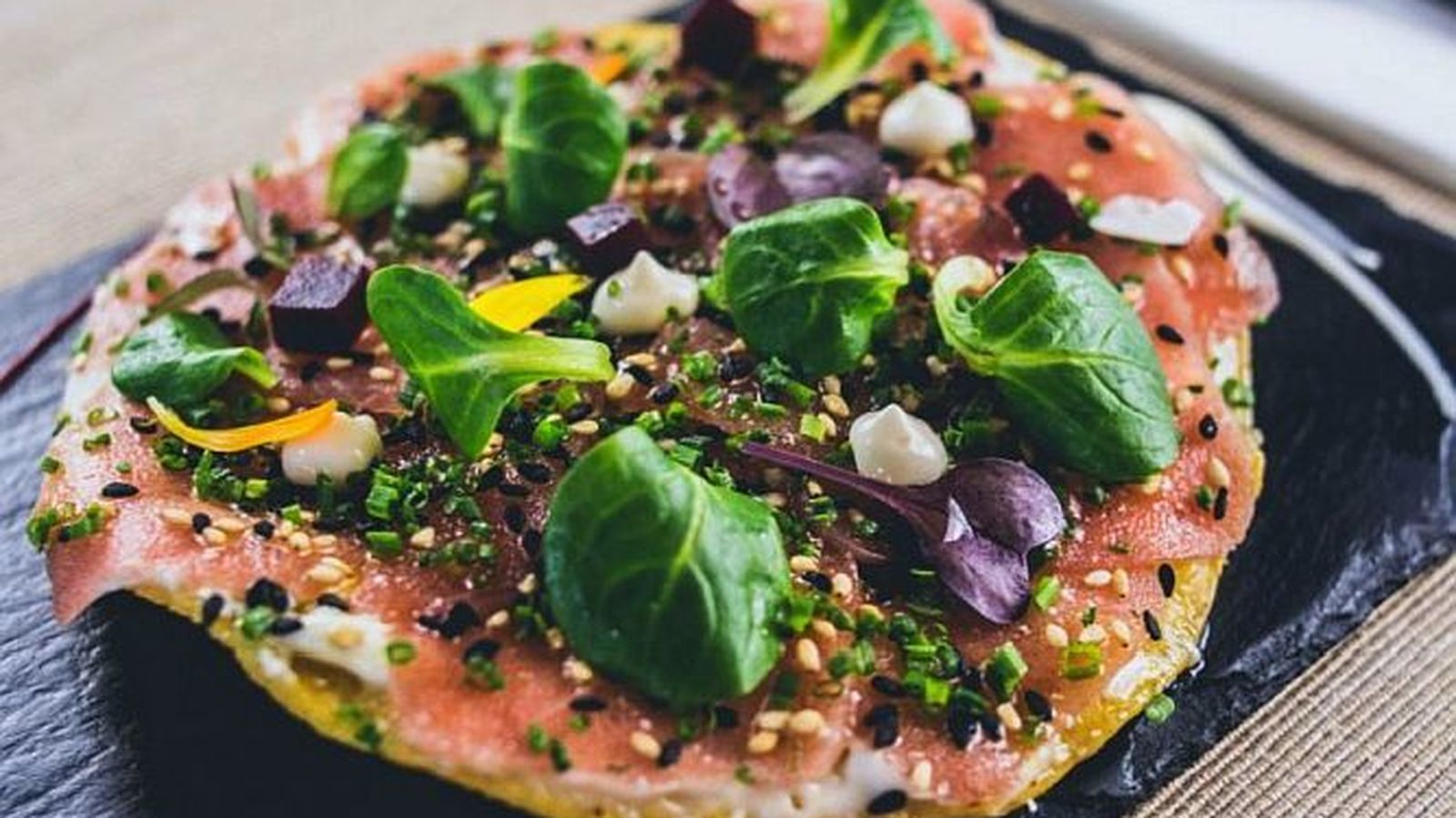 Torta de maíz frito con base de mayolima y carpaccio de atún