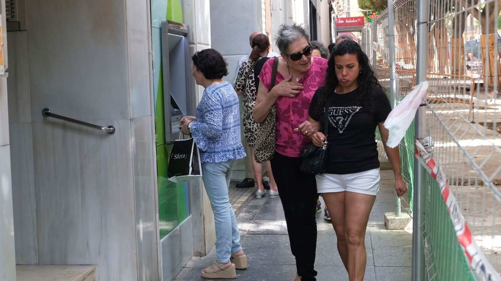 Mujeres caminando por el centro de Almería