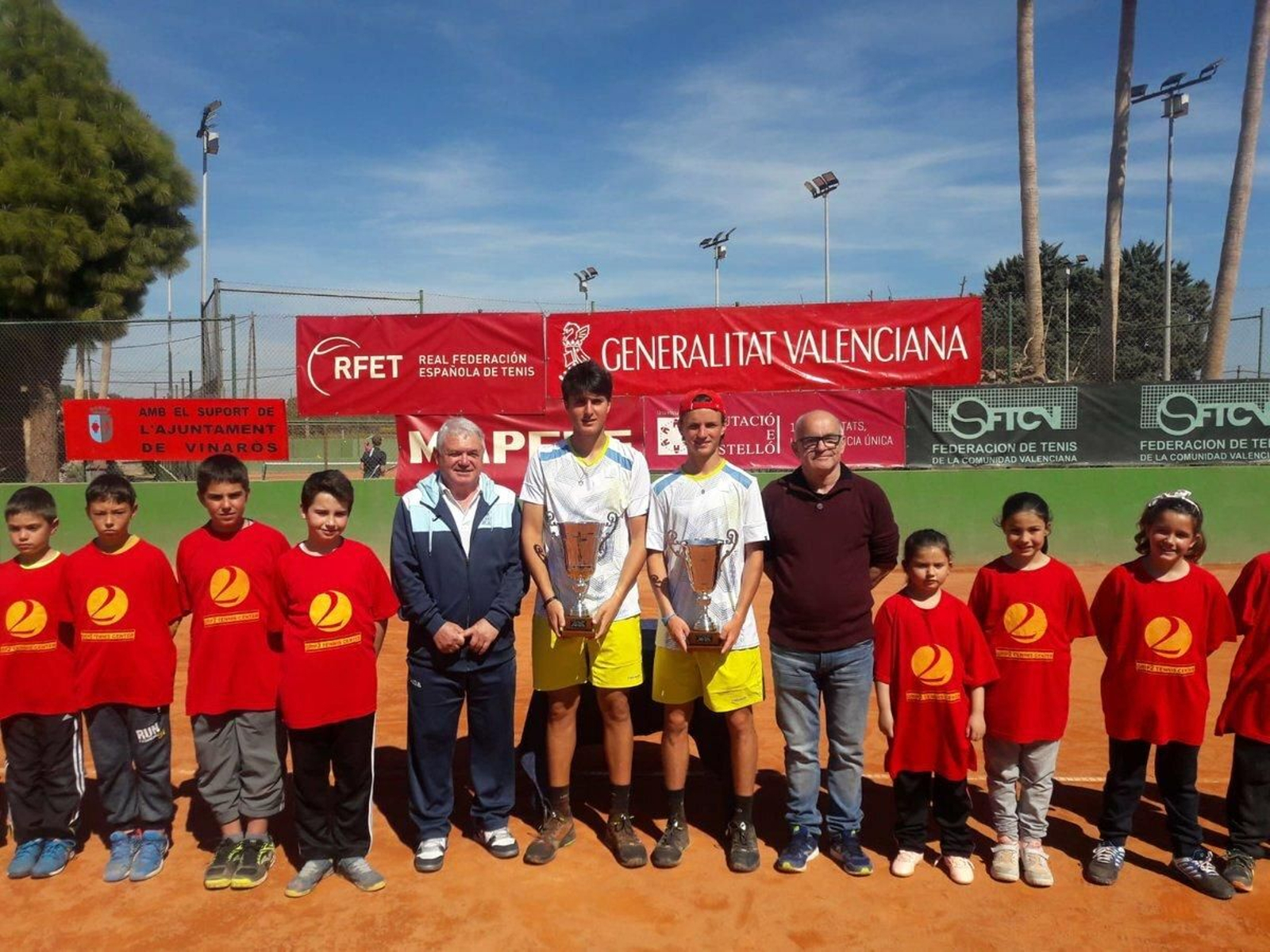 Pablo Llamas posa con el trofeo de campeón junto a Max Alcalá, segundo.