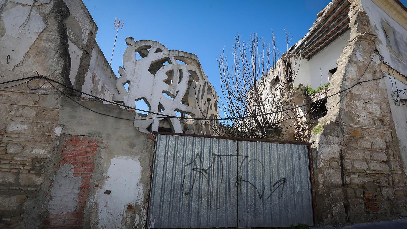 Finca donde se ubicará el Centro Cultural Lola Flores, ubicada frente al lateral de la Nave del Aceite.