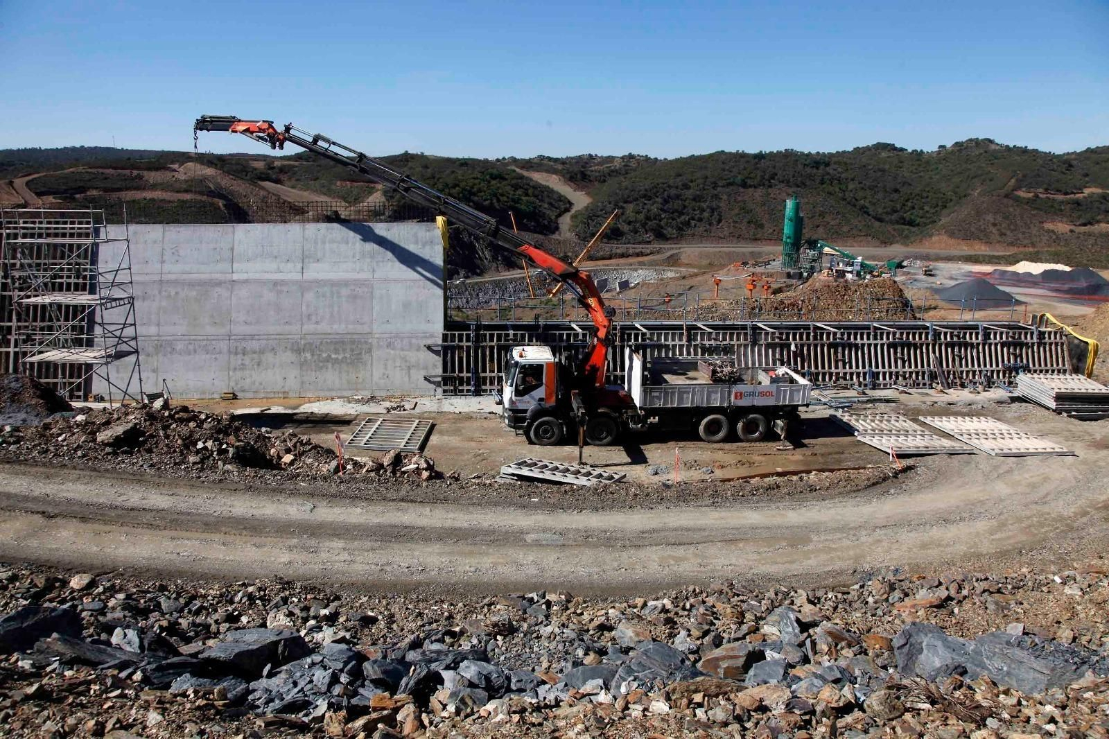 Obras en la presa de Alcolea.
