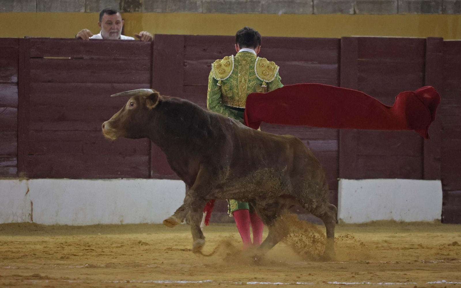 Fotos de la novillada mixta con picadores del sábado de la Feria de La Línea: Ignacio Candelas, Miriam Cabas y Juan Jesús Rodríguez