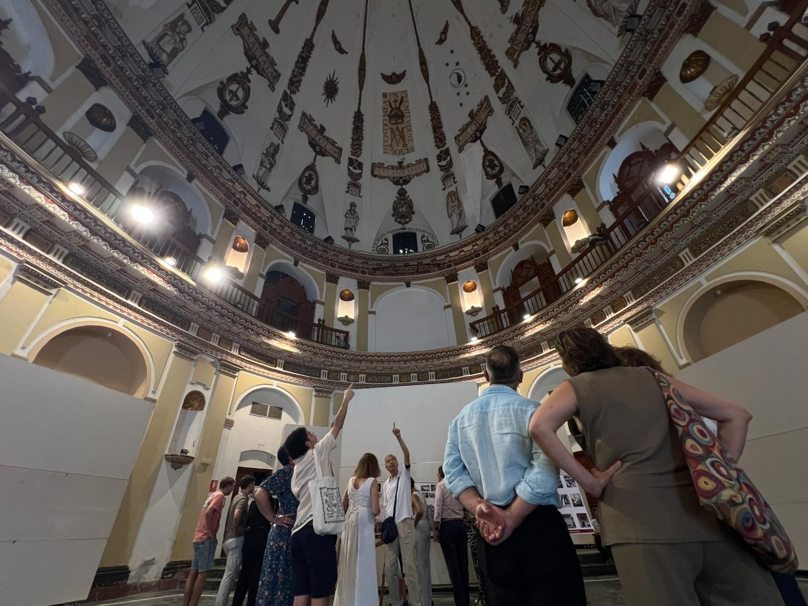 Visitantes contemplando la cúpula de San Hermenegildo, este sábado.