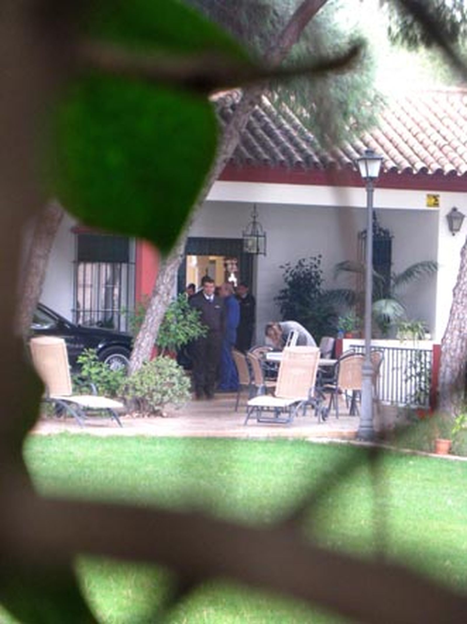 El hombre asesinado por su hijo en Alcalá recibió dos disparos y tres cuchilladas