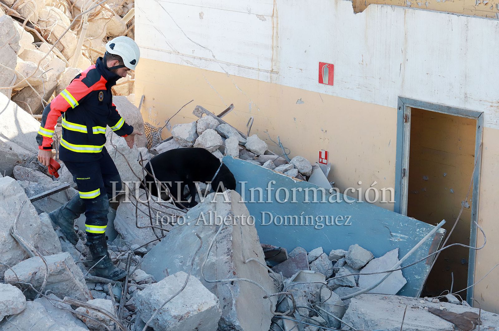Imágenes del simulacro de los Bomberos de Huelva con la Unidad Canina
