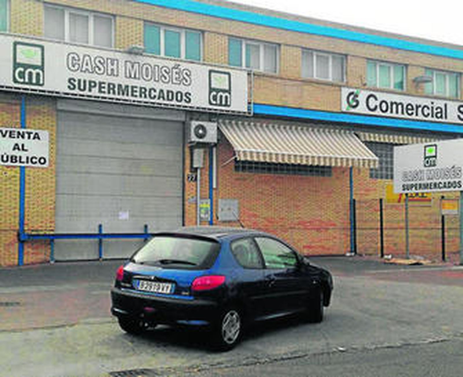 El supermercado asaltado, ayer por la tarde.