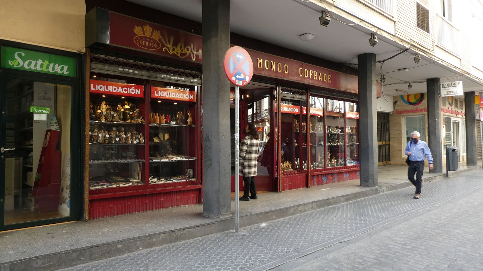 Tienda de Mundo Cofrade con carteles de liquidación