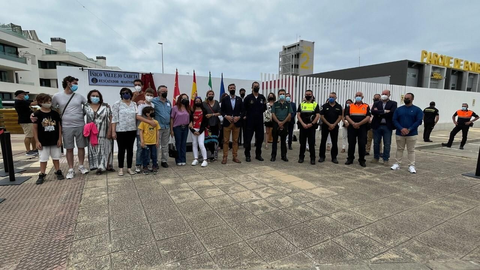 Los participantes en el acto, junto al rótulo de la calle