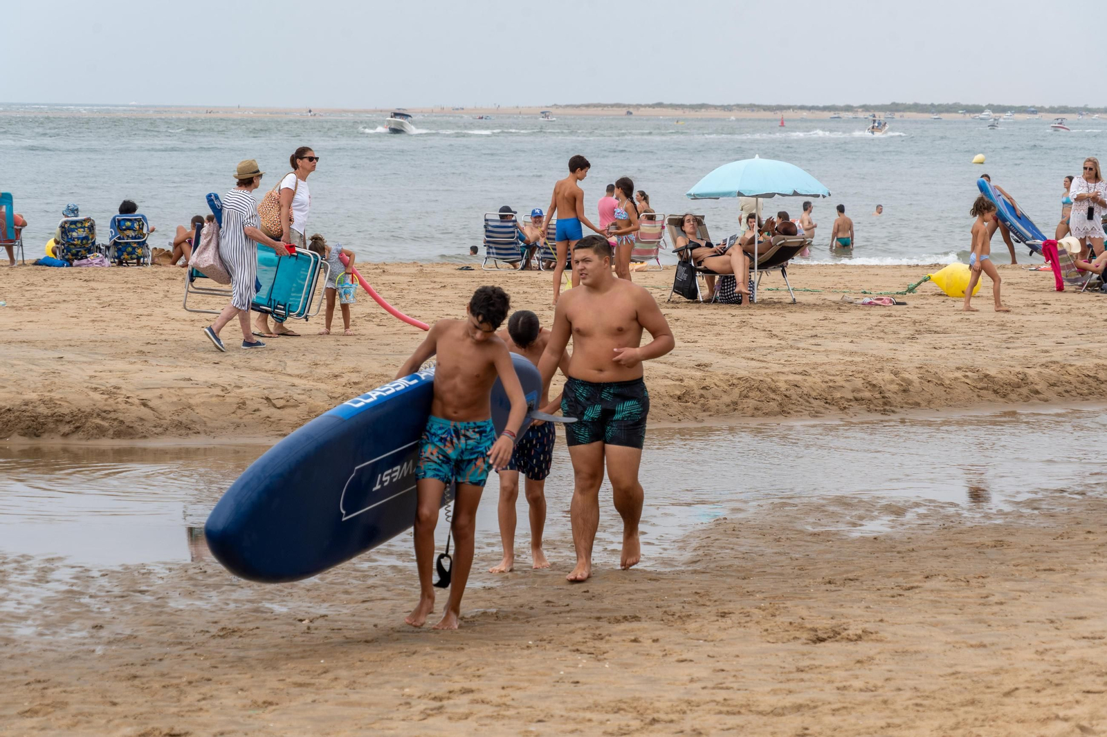 La mañana nublada en las playas de El Portíl