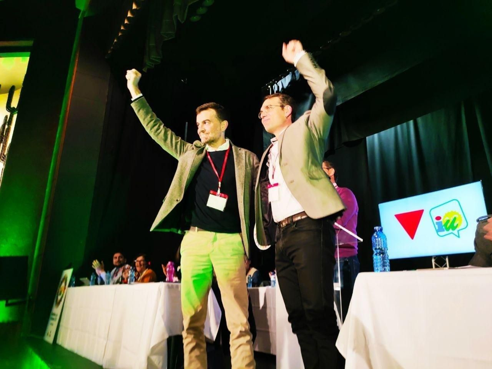 Toni Valero junto a su antecesor, Antonio Maíllo, en la asamblea de balance de IU Andalucía