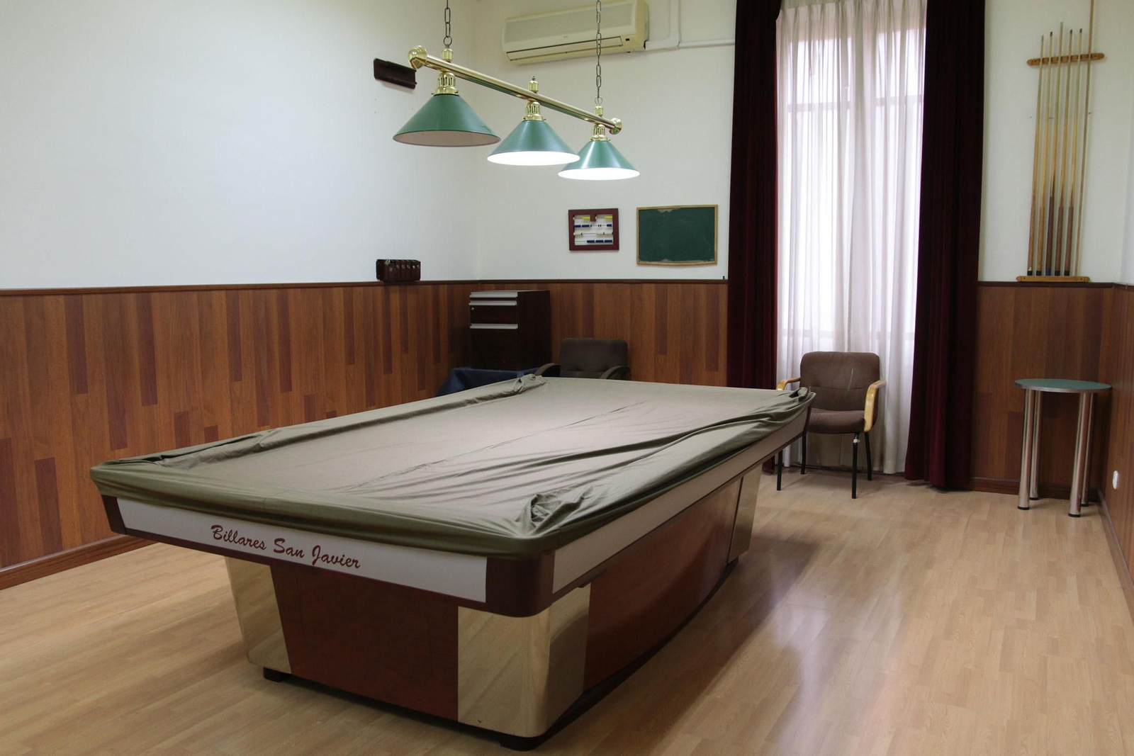 Así de espectaculares son los salones del Círculo Mercantil de Almería