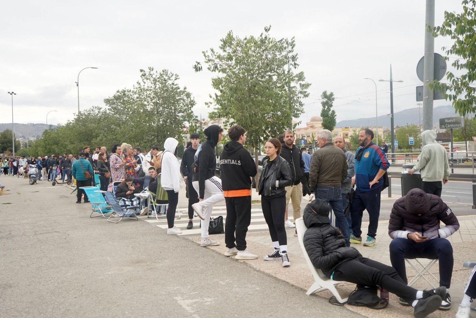 Las colas en Los Cármenes para presenciar el Granada-Leganés en imágenes